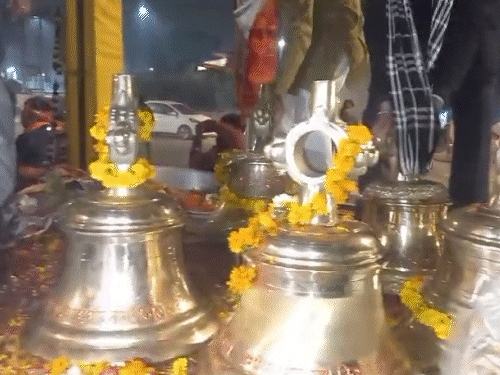 एटा के जलेसर से 2400 किलो का एक बड़ा घंटा लाया गया है, साथ में 50-50 किलो के 7 घंटे भी हैं। ध्या। - Dainik Bhaskar