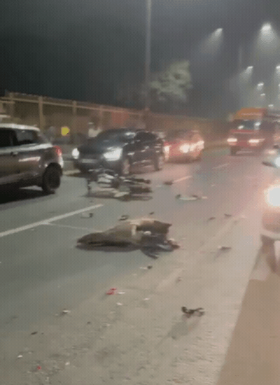 कंटेनर के रास्ते में जो भी गाड़ी आई, सभी को रौंदता चला गया। गाड़ी के पार्ट्स सड़क पर बिखरे दिख रहे।