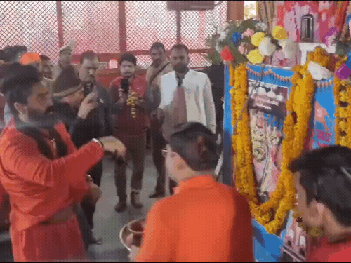 आलमारियों को अयोध्या रवाना करने से पहले उनकी विधिवत पूजा-अर्चना की गई।