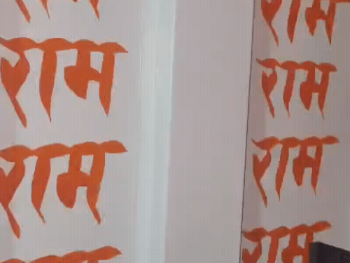 आलमारियों के भीतर राम राम लिखा हुआ है।