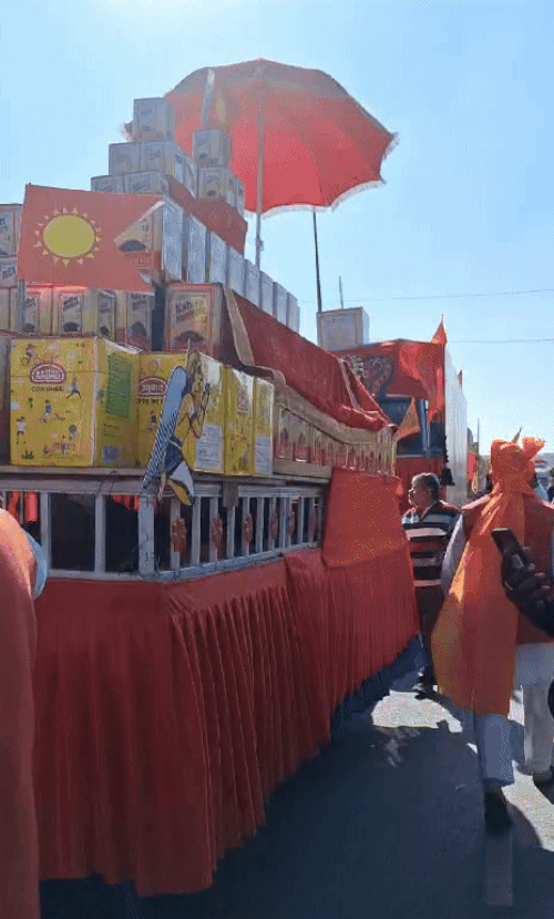 जयपुर से 2100 तेल के पीपे अयोध्या के लिए रवाना किए हैं। इस तेल से सीता रसोई में 2 महीने तक चलने वाले भंडारे में प्रसादी तैयार होगी।