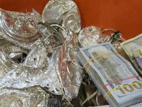 श्री सांवलिया जी मंदिर में भंडार खोला गया, जिसमे इस बार 100-100 के 100 नोट अमेरिकन डॉलर के भी निकले। - Dainik Bhaskar