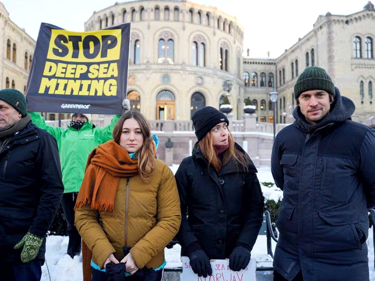 डीप सी माइनिंग को दी गई मंजूरी के खिलाफ नॉर्वे संसद के बाहर लोगों ने विरोध प्रदर्शन किया। - Dainik Bhaskar