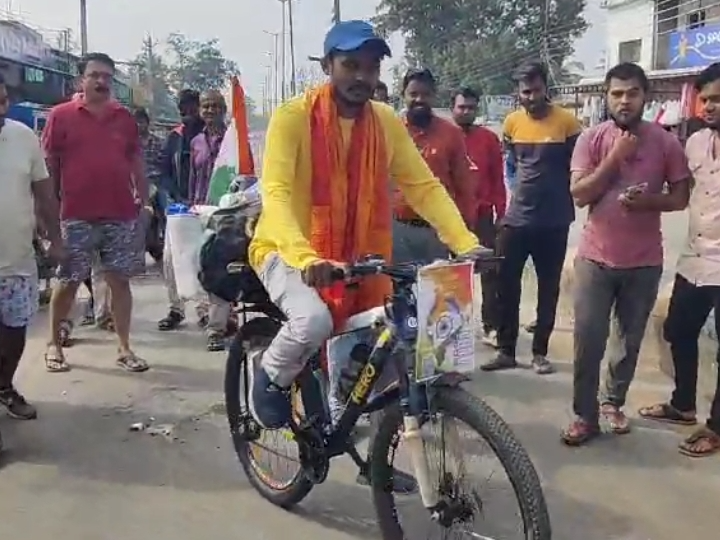 सुकमा जिले का युवक भारत भ्रमण पर निकला है। - Dainik Bhaskar