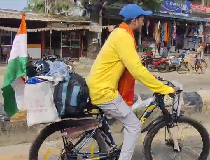 जय मंडल साइकिल से भारत भ्रमण पर निकला है।