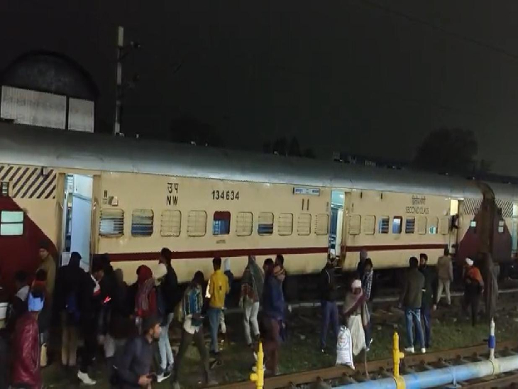 5 जनवरी की रात को प्लेटफार्म नंबर चार पर आते समय जोधपुर-भोपाल ट्रेन (14813) के दो डिब्बे पटरी से उतर गए थे। - Dainik Bhaskar