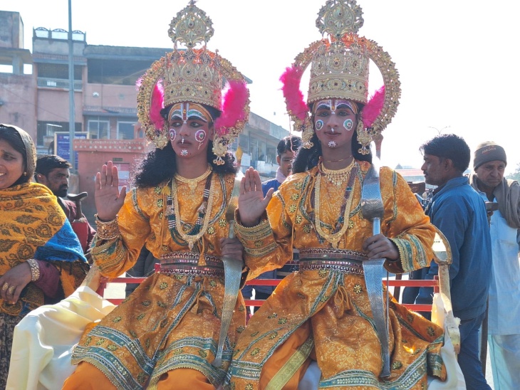 जय श्री राम के जयकारे के साथ शोभायात्रा की शुरुआत हुई, जिसमें राम दरबार की झांकी भी सजाई गई।