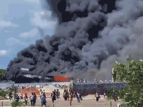 पोर्ट मोरेस्बी में लोगों ने एक वेयरहाउस में आग लगा दी।