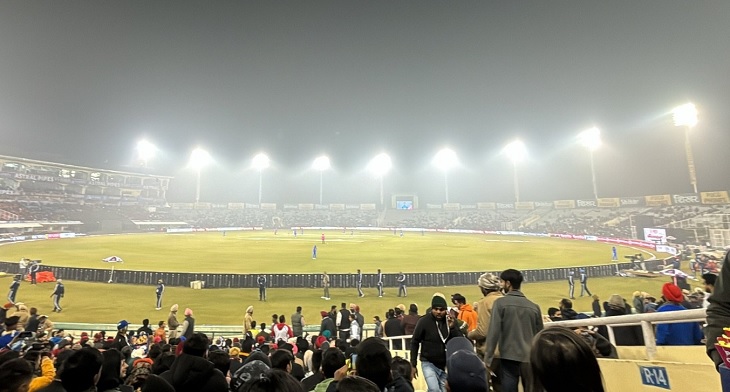 भारत और अफगानिस्तान का पहला टी-20 मैच देखते फैंस।