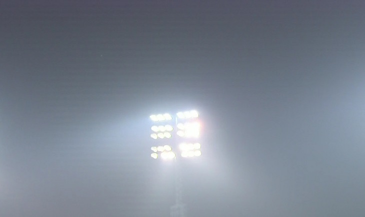 शाम के समय मैच के दौरान छाई हल्की धुंध।