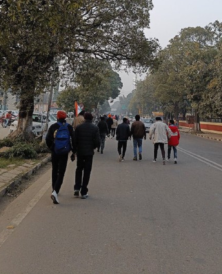 पहले टी-20 मैच के लिए IS बिंद्रा स्टेडियम की ओर जाते दर्शक।