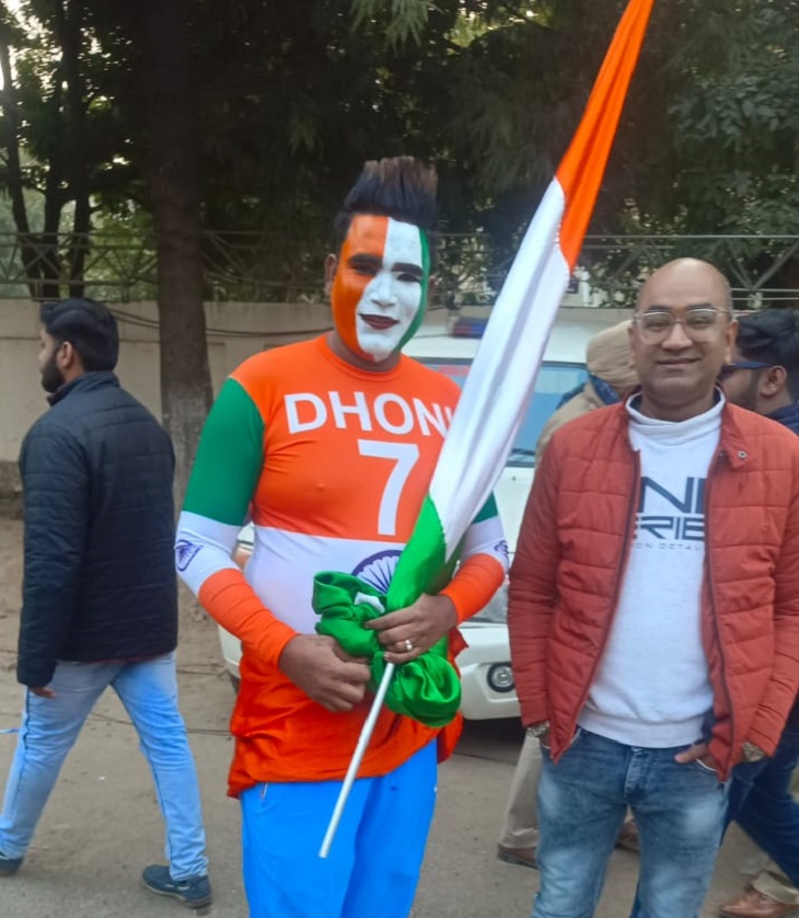 महेंद्र सिंह धौनी के फैन रामबाबू सिंह मोहाली के सेक्टर फेस 5 से मैच देखने पहुंचे हैं।