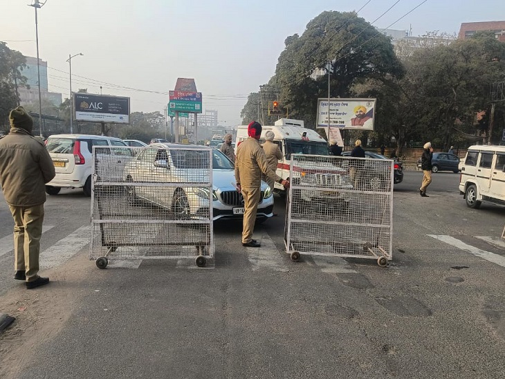 स्टेडियम की तरफ जाने वाले रास्ते को बैरिकेड्स लगाकर पुलिस ने किया बंद।