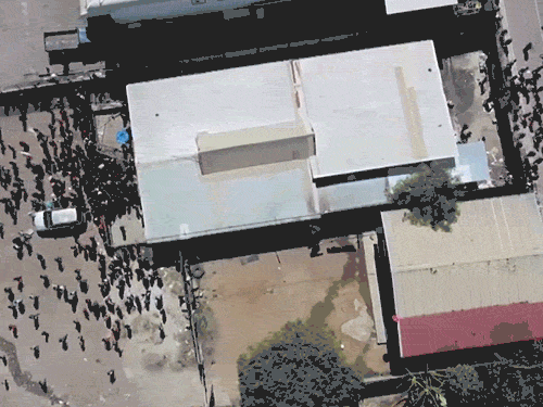 ये पोर्ट मोरेस्बी के एक सुपरमार्केट का एरियल फुटेज है। इसमें लोगों की भीड़ को सुपरमार्केट के अंदर जाते और बाहर आते देखा जा सकता है।