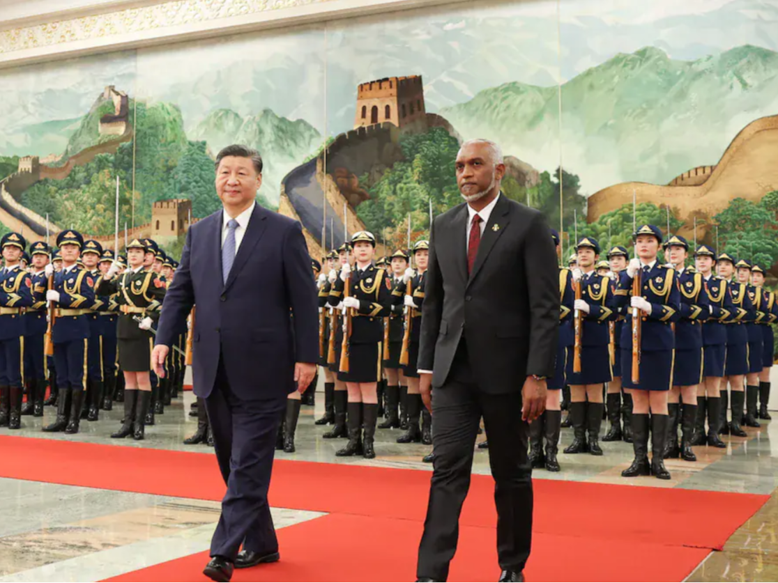 चीन में मालदीव के राष्ट्रपति मोहम्मद मुइज्जू का स्वागत करते हुए राष्ट्रपति शी जिनपिंग। - Dainik Bhaskar