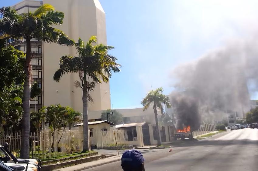 लोगों ने प्रधानमंत्री ऑफिस के कंपाउंड में खड़ी गाड़ी में आग लगा दी।