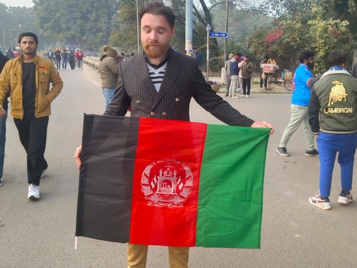 समीर अफगानिस्तान से अपनी टीम को सपोर्ट करने के लिए मोहाली के IS बिंद्रा स्टेडियम पहुंचे।