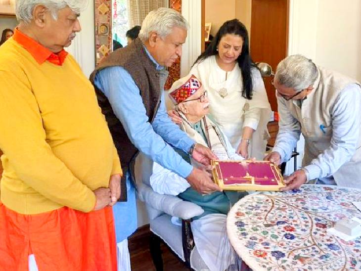 विश्‍व हिंदू परिषद के अंतरराष्‍ट्रीय कार्यकारी अध्यक्ष आलोक कुमार ने 19 दिसंबर को लालकृष्‍ण आडवाणी और मुरली मनोहर जोशी को प्राण प्रतिष्ठा में शामिल होने का न्‍योता दिया था। - Dainik Bhaskar