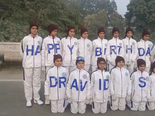 ट्रैक-सूट के जरिए भारतीय टीम के कोच राहुल द्रविड़ का जन्मदिन विश करते क्रिकेट एकेडमी के खिलाड़ी।