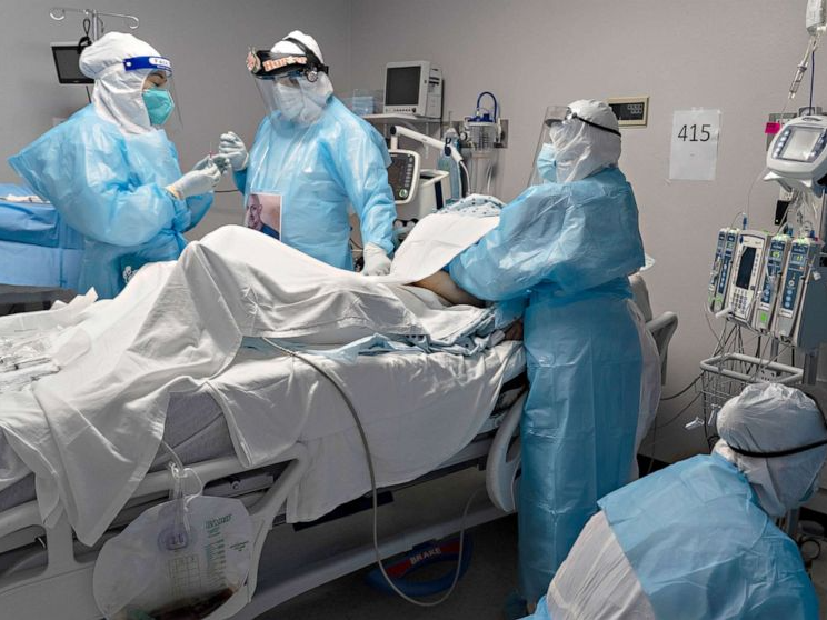 एक्सपर्ट्स के मुताबिक कोरोना संक्रमण कभी खत्म नहीं होगा, इंसानों को इसके साथ जीना सीखना होगा। (फाइल फोटो) - Dainik Bhaskar