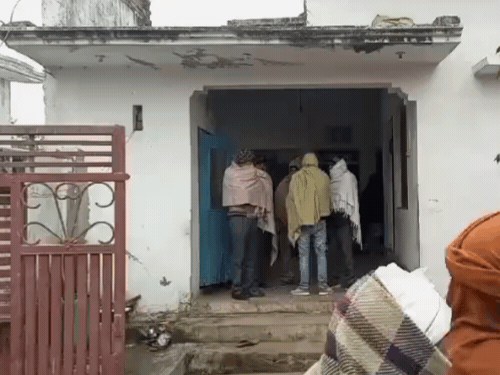 यह घर विनय का है। जहां पर विनय ने अपनी पत्नी की हत्या कर दी है।