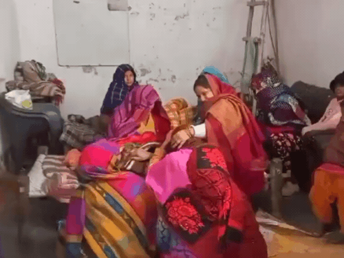 घर लोगों की भीड़ लगी हुई है। परिजनों का रो-रोकर बुरा हाल है।