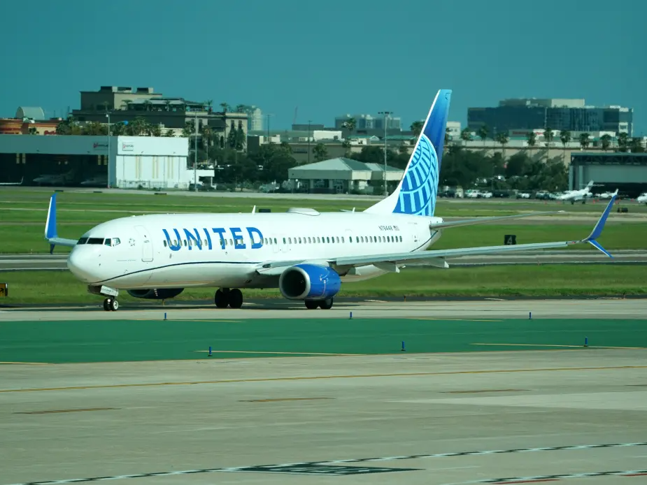 इमरजेंसी लैंडिंग से पहले यूनाइटेड एयरलाइन्स की फ्लाइट में दरवाजा खुले होने का अलर्ट देने वाली लाइट ऑन मिली थी। (फाइल) - Dainik Bhaskar