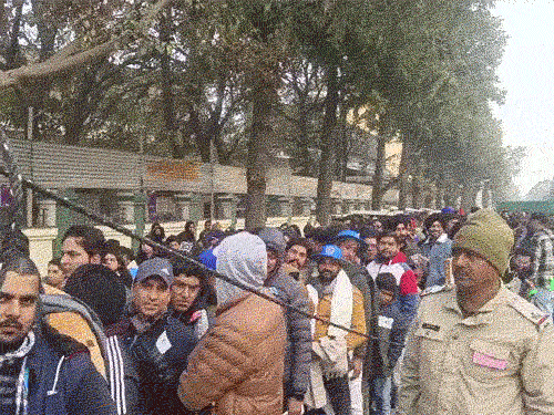 पहले टी-20 मैच के लिए फैंस दोपहर को ही IS बिंद्रा स्टेडियम के बाहर पहुंच गए थे। हालांकि उन्हें एंट्री शाम के समय दी गई।