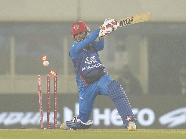 मुकेश कुमार ने भारत को दो विकेट दिलाए।