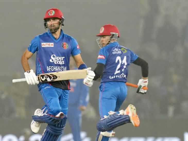 रहमानुल्लाह गुरबाज और कप्तान इब्राहिम जादरान ने 50 रन की ओपनिंग साझेदारी की।