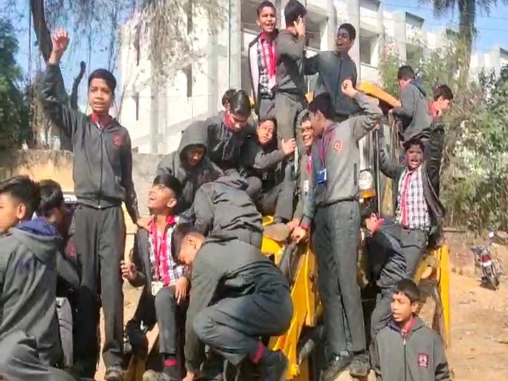 School children created ruckus by riding on JCB | JCB पर चढ़कर स्कूली ...