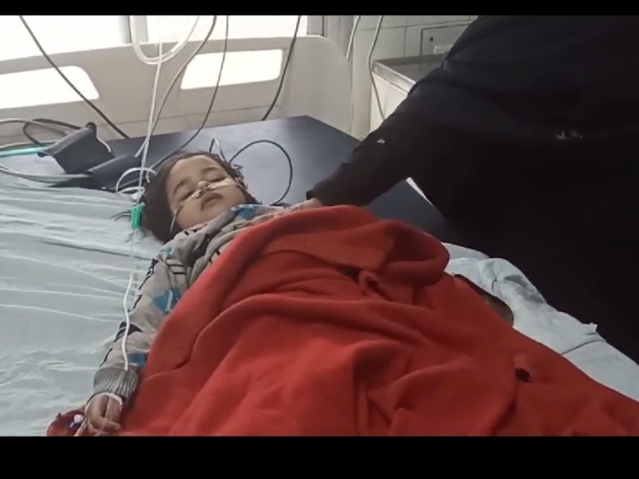 Family sleeping in closed room with heater on in Bahraich बहराइच में