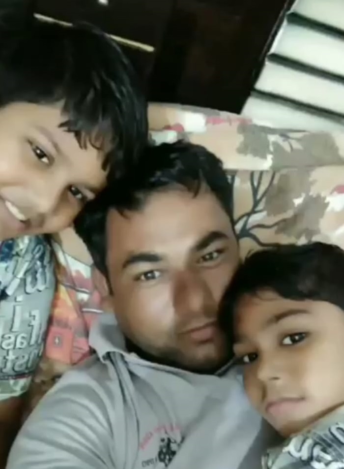 अपने दोनों बच्चों के साथ संजय की फाइल फोटो।