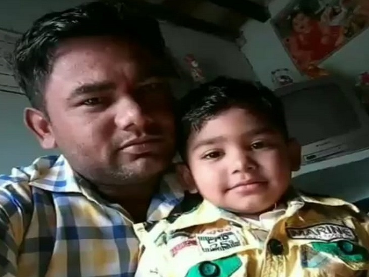 अपने छोटे बेटे के साथ संजय की फाइल फोटो।