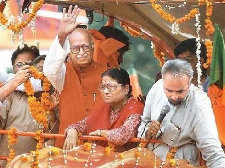 BJP के सीनियर लीडर लालकृष्ण आडवाणी ने 25 सितंबर, 1990 को राम मंदिर के लिए रथयात्रा शुरू की थी। इस दौरान नरेंद्र मोदी उनके साथ थे। यह फोटो रथयात्रा के दौरान का है। - Dainik Bhaskar