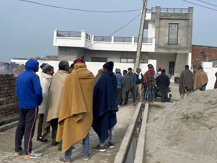 संजय के मौत की सूचना मिलने के बाद लोग उनके घर पर पहुंच रहे हैं।