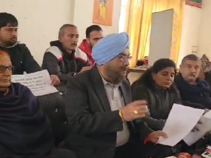 पत्रकार वार्ता में जानकारी देते सरदार त्रिलोचन सिंह।