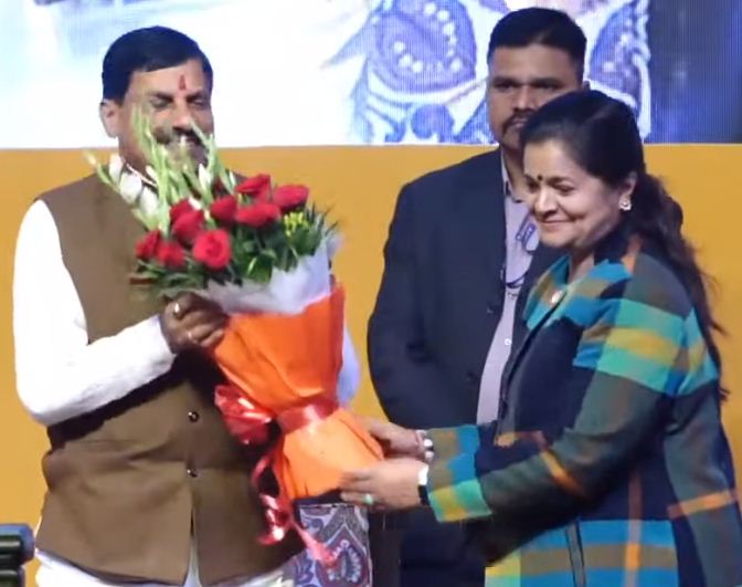 सीएम का स्वागत करतीं एसीएस खेल एवं युवा कल्याण विभाग स्मिता भारद्धाज।