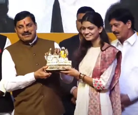 खिलाड़ी दिपांशी वाजपेयी ने पुरस्कार लेने से पहले मुख्यमंत्री को राम मंदिर की प्रतिकृति भेंट की। मुख्यमंत्री ने प्रतिकृति को सिर से भी लगाया। बाद में सीएम ने दिपांशी को सम्मानित किया।