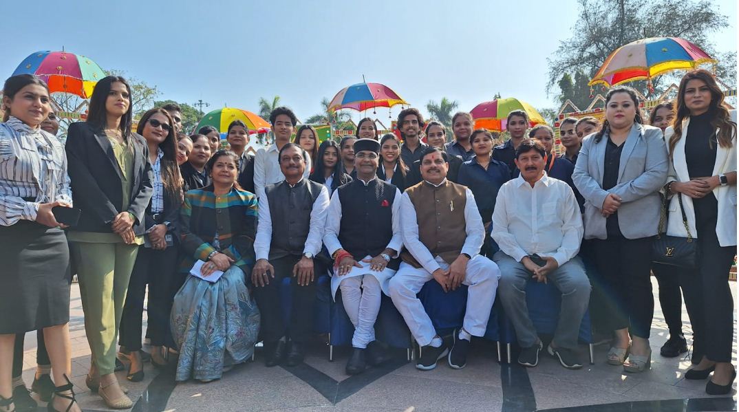 पुरस्कृत किए गए खिलाड़ियों के साथ सीएम एवं खेल मंत्री ने विभाग के अधिकारियों के साथ ग्रुप फोटो कराया।