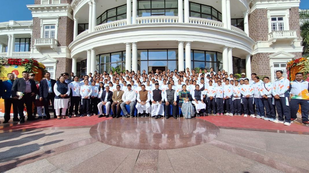 मुख्यमंत्री ने कार्यक्रम में भाग लेने आए सभी खिलाड़ियों के साथ ग्रुप फोटो कराया।