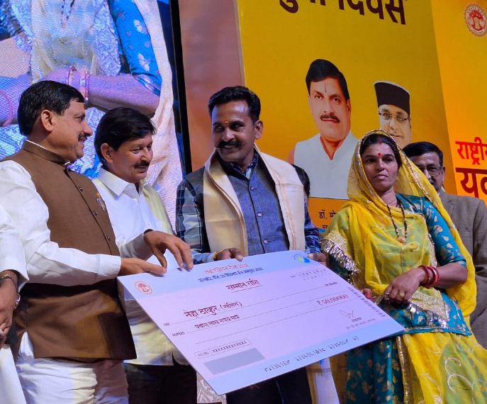 सेलिंग में एशियन गेम्स 2023 में रजत पदक विजेता नेहा ठाकुर के माता-पिता को 50 लाख का चैक देते मुख्यमंत्री।