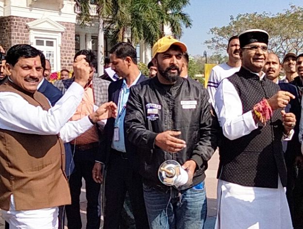 कार्यक्रम से पहले सीएम के साथ मंत्री सारंग ने भी पतंग उड़ाई।