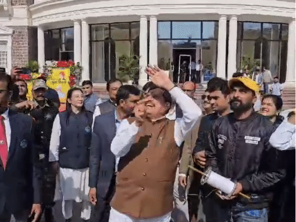 कुशाभाऊ ठाकरे कन्वेंशन सेंटर में आयोजित कार्यक्रम से पहले डॉ. सीएम मोहन यादव ने पतंग उड़ाई। - Dainik Bhaskar
