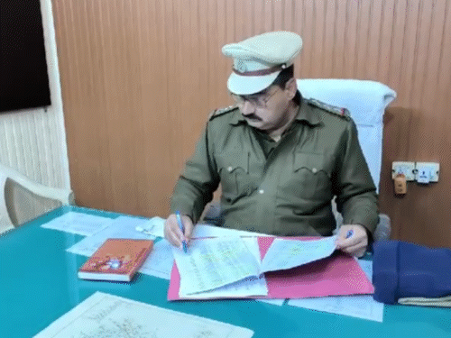एसएचओ ने बताया कि पुलिस ने बच्ची के पिता की शिकायत पर केस दर्ज कर जांच शुरू कर दी है।
