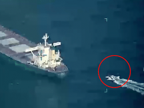 फुटेज में भारतीय नौसेना की बोट अरब सागर में हाईजैक हुए लीला नोर्फोक जहाज के करीब जाती दिख रही है।