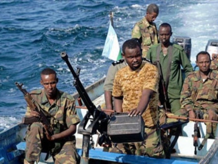 1990 के बाद सोमालिया में सिविल वॉर शुरू हुआ। लोग बेरोजगार होने लगे। रोजगार छिनने के बाद सोमालिया के लोग समुद्री लुटेरे बन गए।