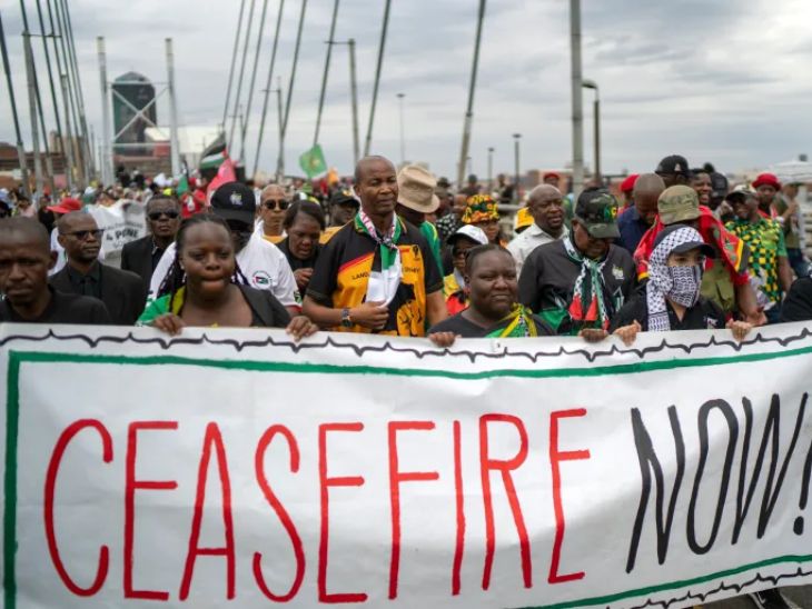 फिलिस्तीन समर्थक प्रदर्शनकारियों ने 29 नवंबर, 2023 को दक्षिण अफ्रीका के जोहान्सबर्ग शहर के मंडेला ब्रिज पर मार्च निकाला था। तब से लगातार प्रदर्शन जारी है।