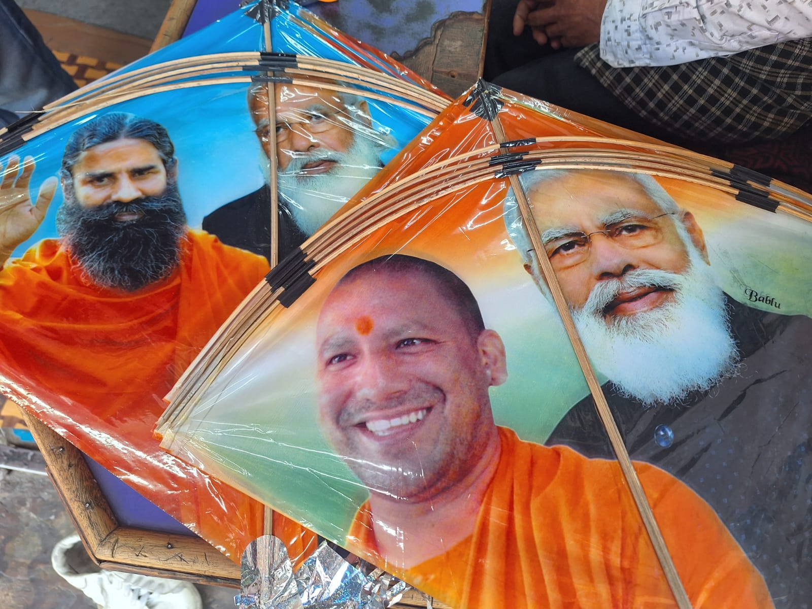 नेताओं की पतंगों से भी बाजार सजा नजर आ रहा है।