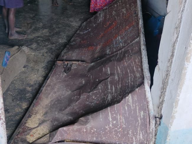 हाथियों ने तोड़ा घर का दरवाजा